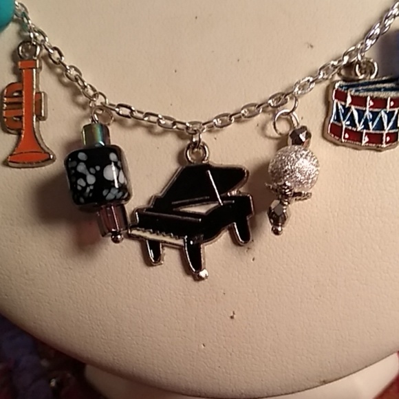 Musical charm necklace - Picture 2 of 4